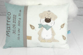 Personalisiertes Namenskissen mit Otter, in grün, beige auf Waffelpique