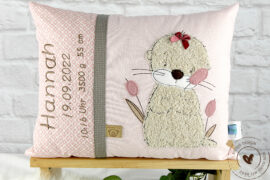 Personalisiertes Kissen Mädchen mit Otter in altrosa und beige